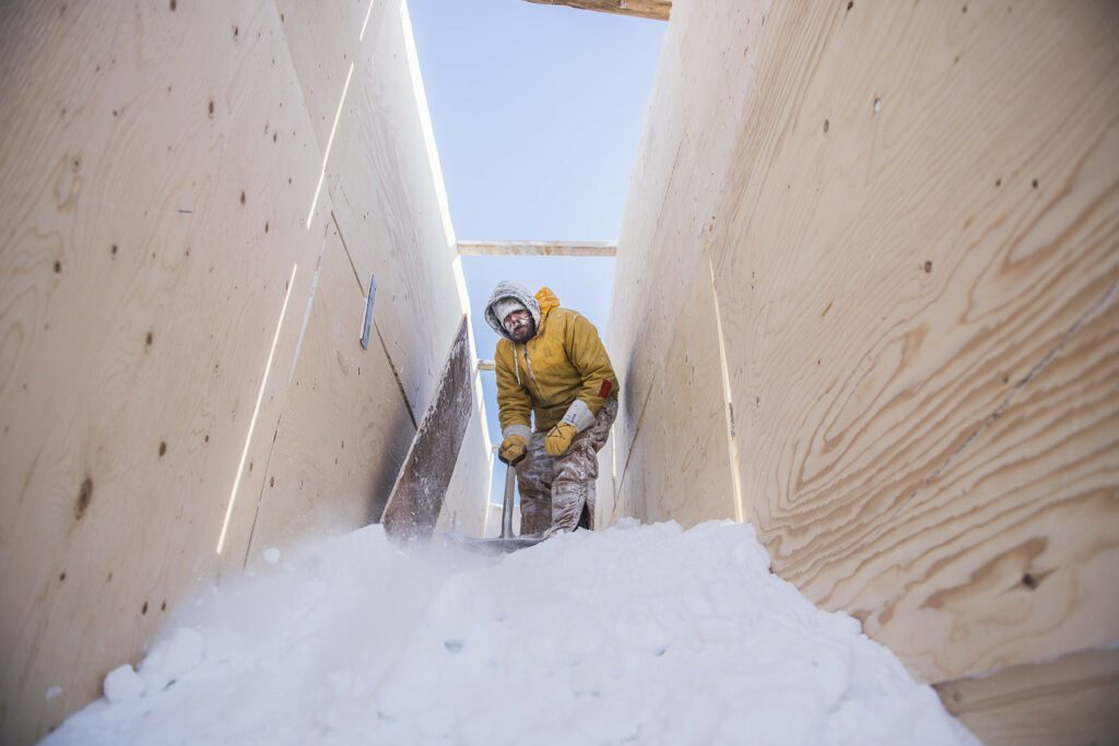 Photos: Snowking Xx Building Season, Part 5 5fc9820c3c3b5.jpeg
